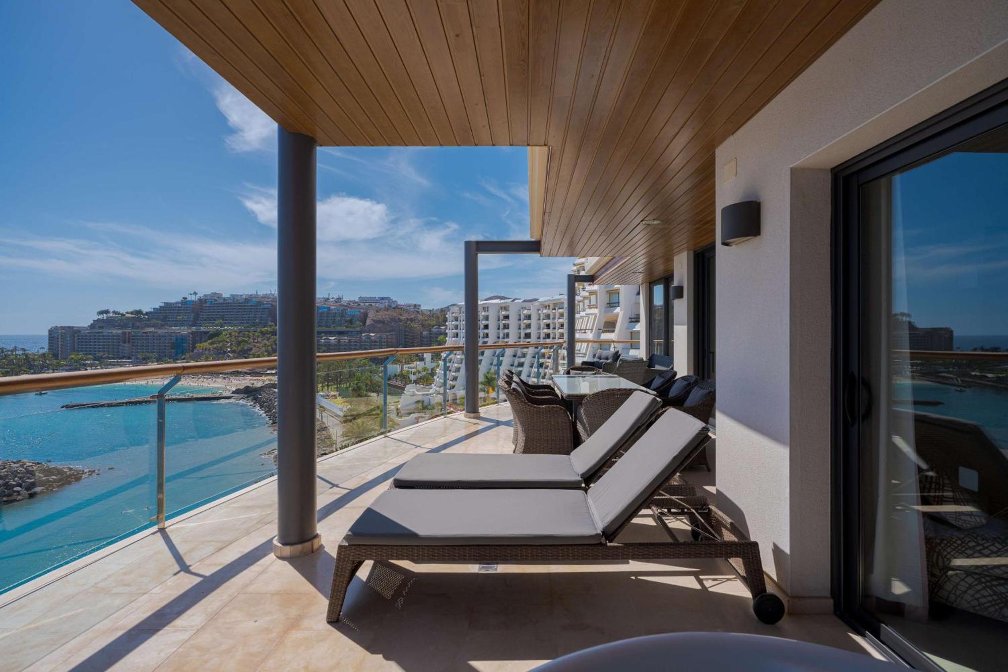 Radisson Blu Resort Gran Canaria La Playa de Arguineguin Exterior photo Balcony of a suite